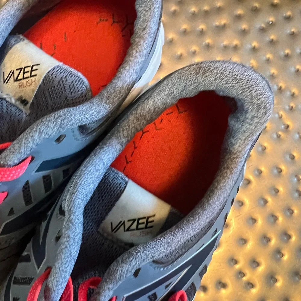 New Balance Mens Sneakers in Gray and Red Size 12